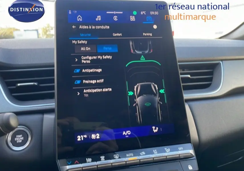 Écran tactile central du tableau de bord du Renault Symbioz gris cassiopée, affichant les aides à la conduite.
