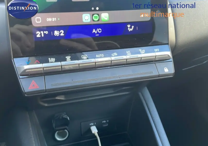 Détail de la console centrale avec écran tactile et commandes climatisation du Renault Symbioz gris Cassiopée 2025.