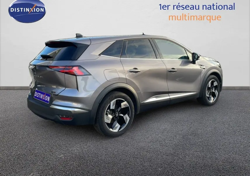 Renault Symbioz E-Tech hybride gris cassiopée métal vu de trois quarts arrière droit, avec jantes noires et argentées.