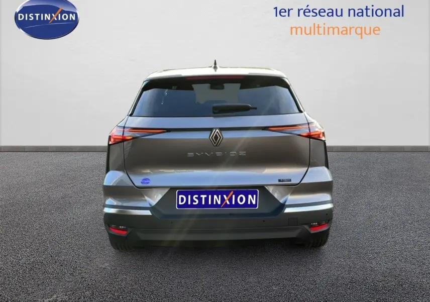 Vue arrière d'une Renault SYMBIOZ gris cassiopée métal de 2025, avec feux LED fins et logo central lumineux.