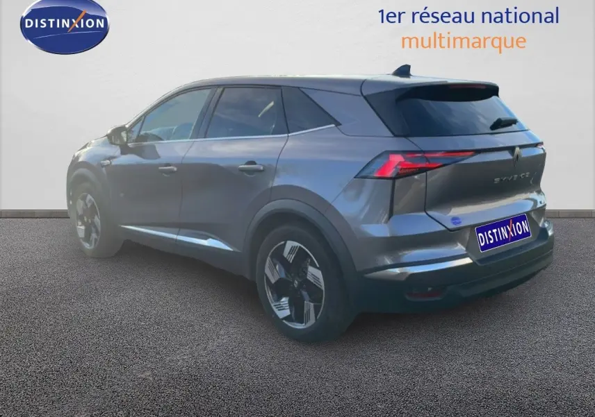 Renault Symbioz gris cassiopée métal vu en 3/4 arrière droit, soulignant ses feux LED et lignes modernes.
