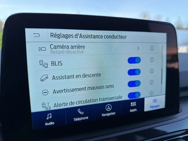 Écran tactile du système d'assistance conducteur du Ford Kuga 2024, affichant les réglages d'aide à la conduite.