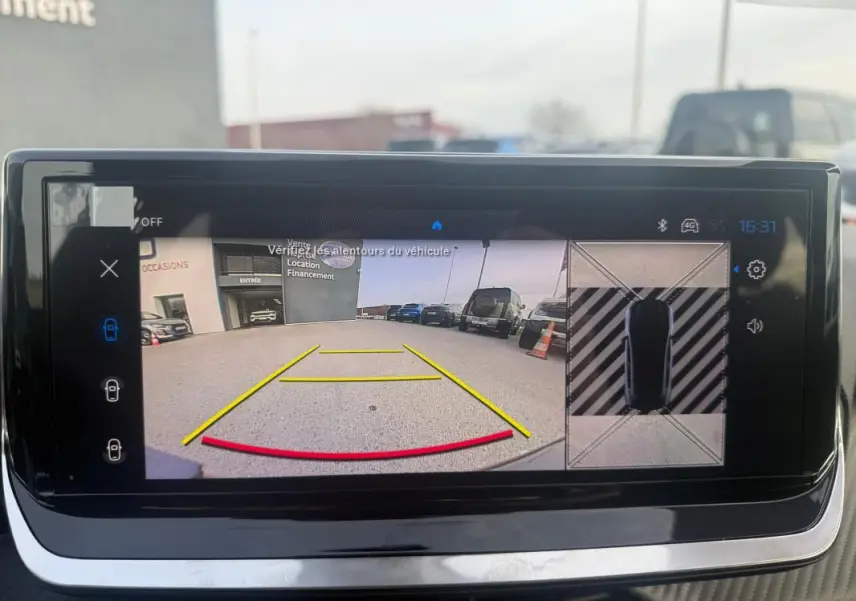 Écran tactile montrant la caméra de recul et la vue 360° du Peugeot 208 gris, angle arrière avec lignes de guidage.