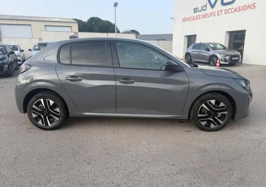 Peugeot 208 Hybrid 110 e-DCS6 Allure gris vue de profil côté gauche, avec jantes alliage 16 pouces et vitres teintées.