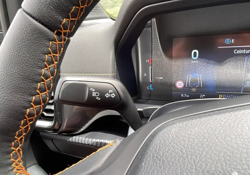 Gros plan sur le volant cuir noir avec surpiqûres orange et le combiné numérique du Ford Ranger Wildtrak Plus 2026.