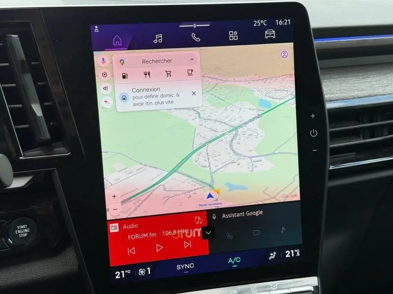 Vue intérieure du tableau de bord du Renault Austral 2025 avec écran tactile affichant une carte et commandes multimédia.