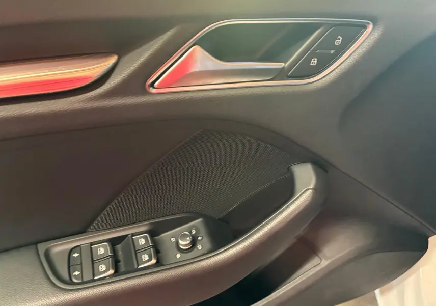 Détail de la porte côté conducteur de l’Audi A3 Sportback 2019 avec commandes de vitres et verrouillage en intérieur noir.