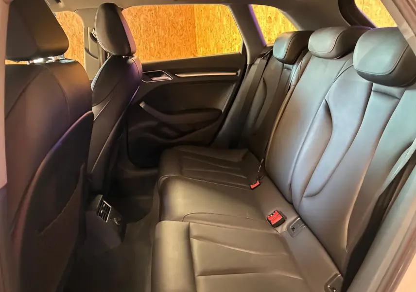 Vue intérieure côté droit des sièges arrière en cuir noir de l'Audi A3 Sportback 2019, ambiance élégante et soignée.