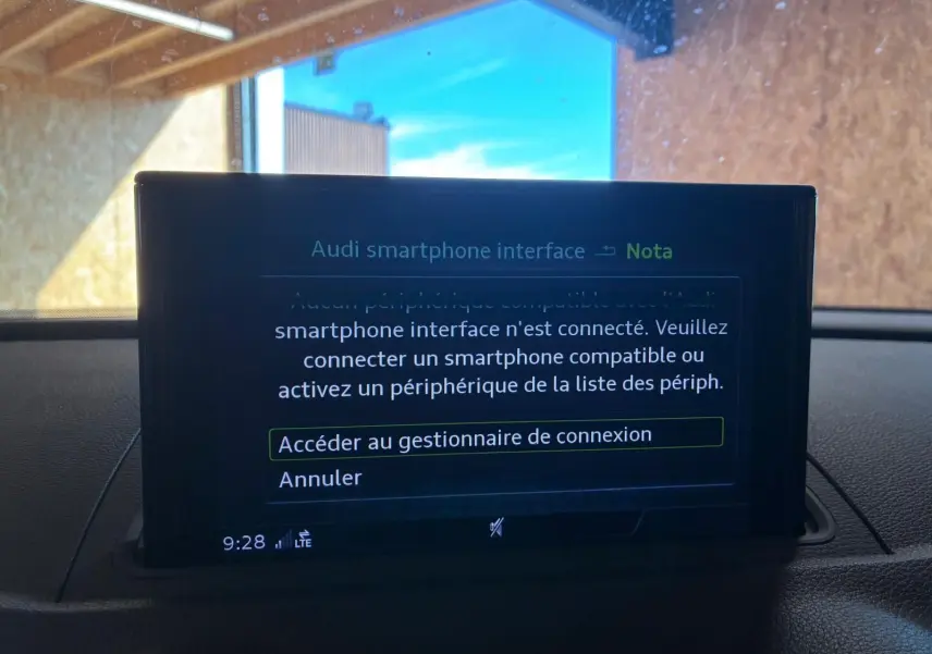 Écran central de l’Audi A3 Sportback blanc 2019 affichant l’interface smartphone, vue intérieure frontale.