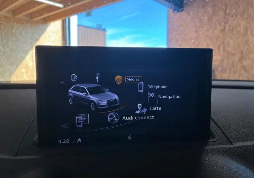 Écran central affichant l'interface Audi Connect avec une représentation 3D grise de l'Audi A3 Sportback.