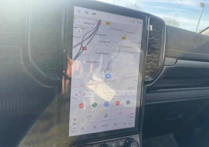 Vue intérieure du tableau de bord du Ford Ranger 2025 avec écran tactile vertical et finitions noires.