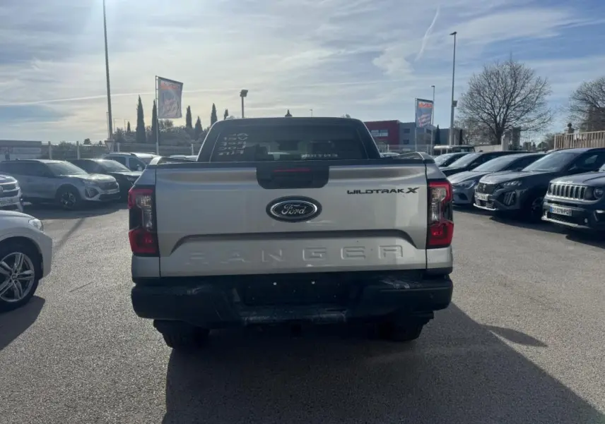 Vue arrière d'un Ford Ranger gris Wildtrak X 2025 avec hayon marqué Ranger et feux rouges distinctifs.