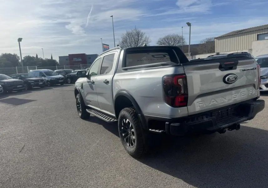 Ford Ranger Wildtrak X gris vu en 3/4 arrière droit, avec jantes alliage noires et vitres surteintées.