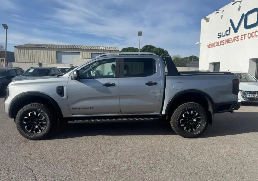 Vue de profil côté gauche d'un Ford Ranger gris 2025 double cabine avec jantes alliage noires et vitres surteintées.