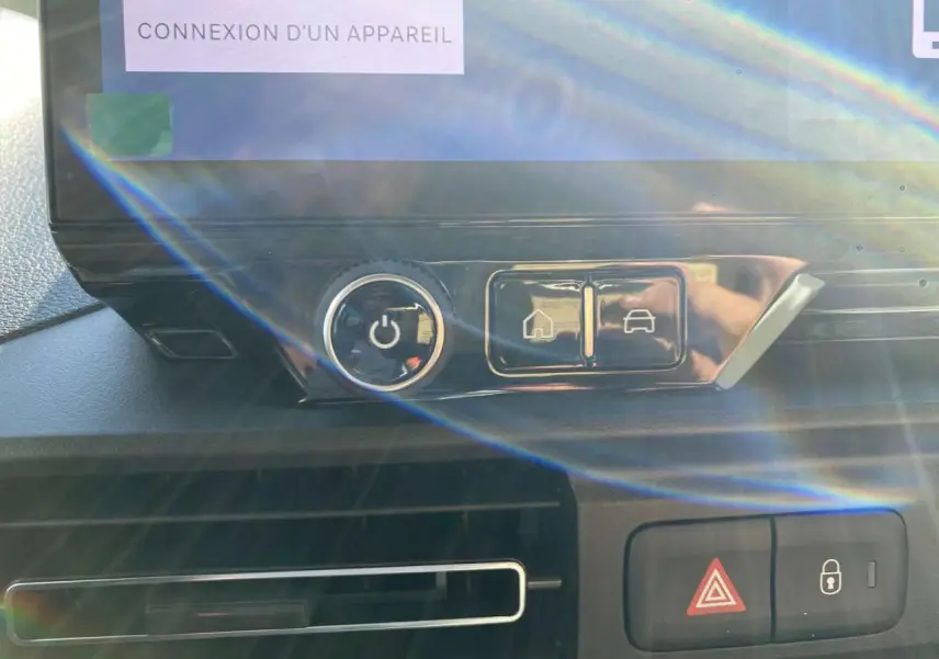 Gros plan sur la console centrale du Citroën Berlingo noir 2026, montrant les boutons de commande et l'écran tactile.