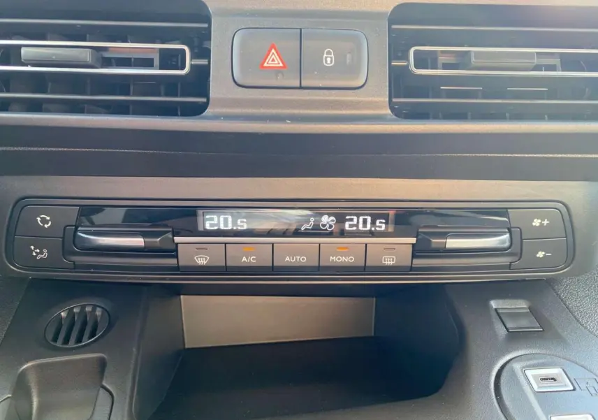 Vue rapprochée du tableau de bord noir du Citroën Berlingo 2026, montrant la climatisation automatique bi-zone.