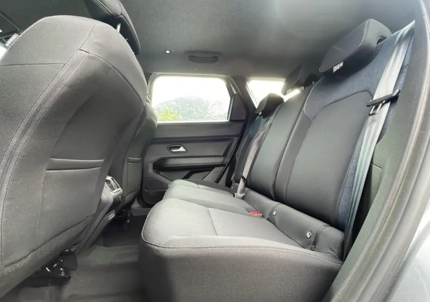 Vue latérale droite de la banquette arrière en tissu gris dans le Dacia Bigster 2025 finition Expression +