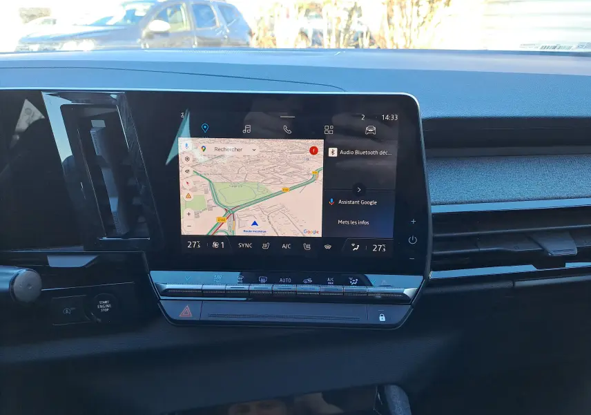 Vue rapprochée de l’écran tactile central du tableau de bord du Renault Austral gris schiste, affichant la navigation GPS.