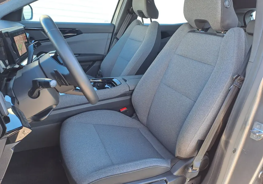 Vue intérieure côté conducteur du Renault Austral gris schiste 2023, mettant en valeur les sièges tissu gris et le tableau de bord moderne.