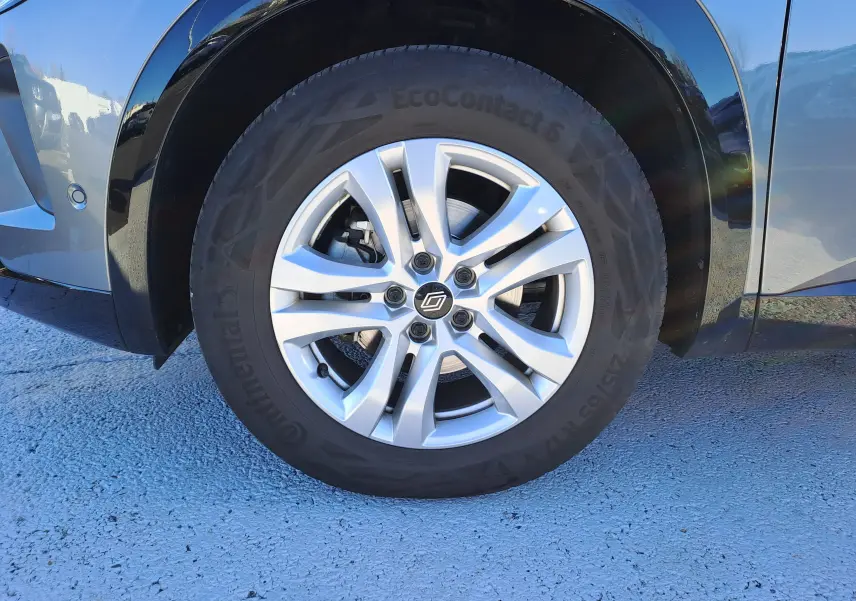 Gros plan sur la roue avant droite du Renault Austral gris schiste, mettant en valeur la jante alliage et le pneu Continental.