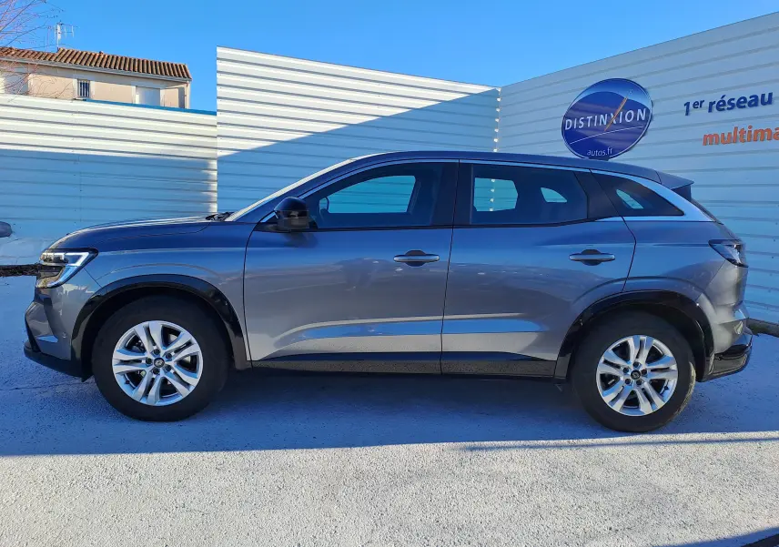 Vue de profil côté gauche d'un Renault Austral gris schiste 2023, SUV compact avec jantes alliage et lignes épurées.