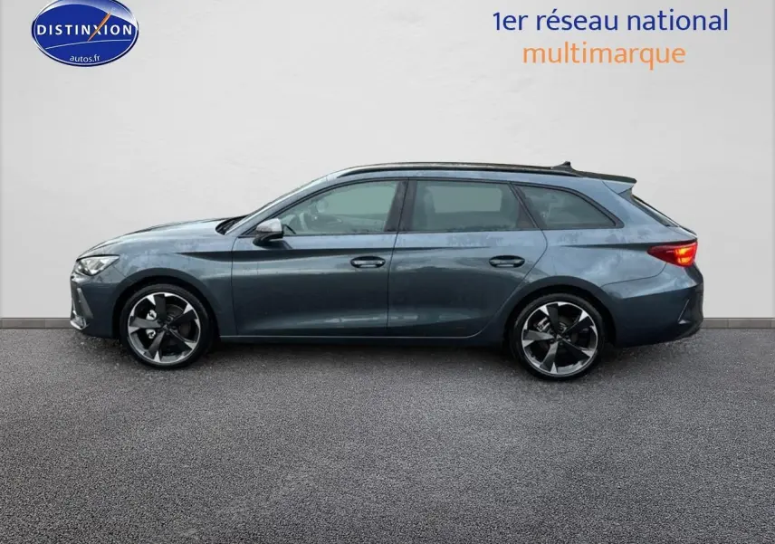 Vue latérale droite de la CUPRA Leon ST 2025 gris magnétique avec jantes alu noires et feux arrière allumés.