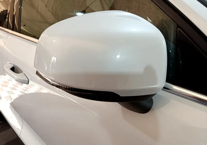 Rétroviseur droit blanc nacré du Volvo XC40 Recharge T5 262 DCT7 Plus, vue rapprochée côté conducteur.