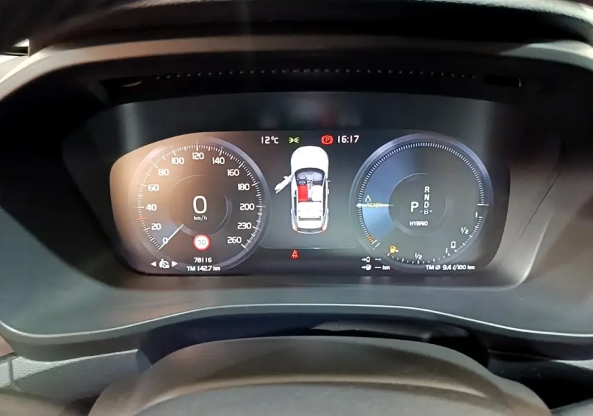 Vue rapprochée du tableau de bord numérique du Volvo XC40 Recharge T5 hybride, affichant vitesse et informations de conduite.