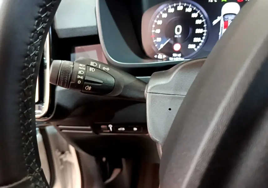 Gros plan sur le tableau de bord et le volant noir du Volvo XC40 Recharge T5 avec affichage digital du compteur.