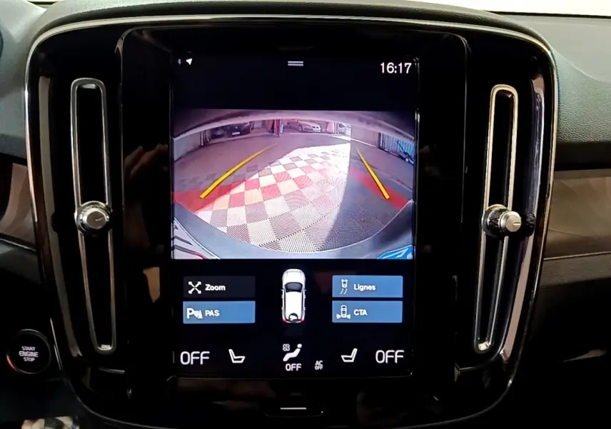 Écran tactile central affichant la caméra de recul du Volvo XC40 Recharge T5, intérieur noir avec aérateurs verticaux.