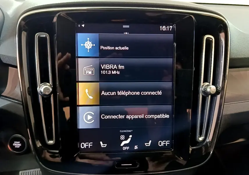 Écran tactile central noir affichant navigation et connectivité dans l’habitacle du Volvo XC40 hybride rechargeable.