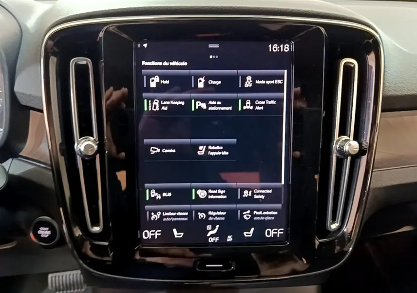 Vue rapprochée de l’écran tactile central noir du tableau de bord du Volvo XC40 hybride rechargeable 2023.