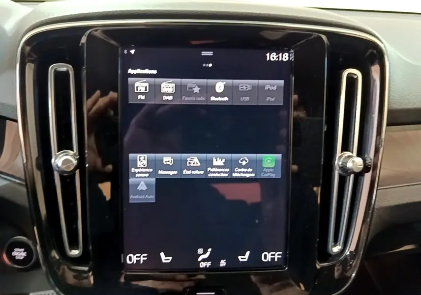 Écran tactile central du tableau de bord du Volvo XC40 Recharge T5 2023 avec commandes climatisation et Apple CarPlay.