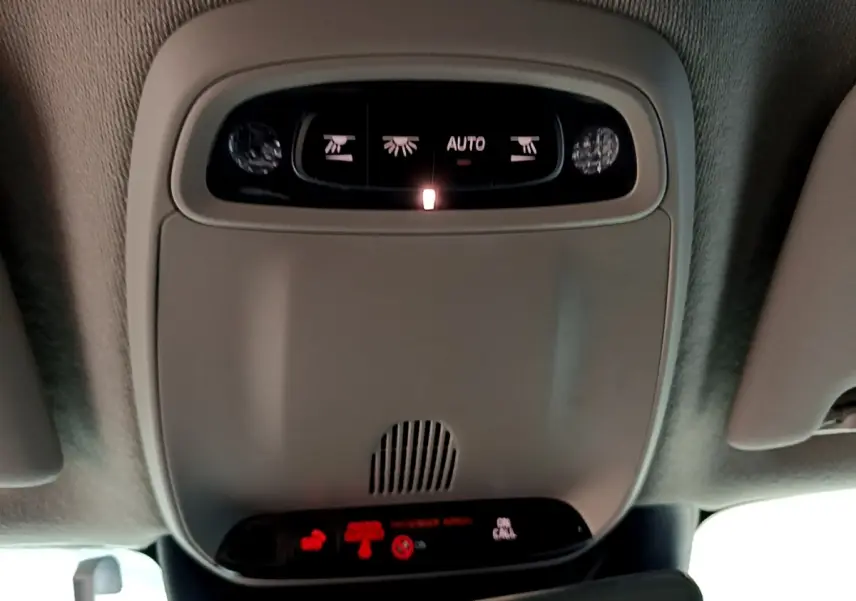 Détail du plafonnier intérieur avec commandes d’éclairage et affichage digital du Volvo XC40 Recharge T5 262 DCT7 Plus.