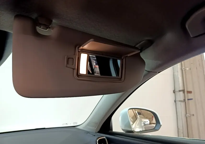 Miroir de courtoisie éclairé sur pare-soleil côté conducteur dans l’habitacle du Volvo XC40 hybride rechargeable.