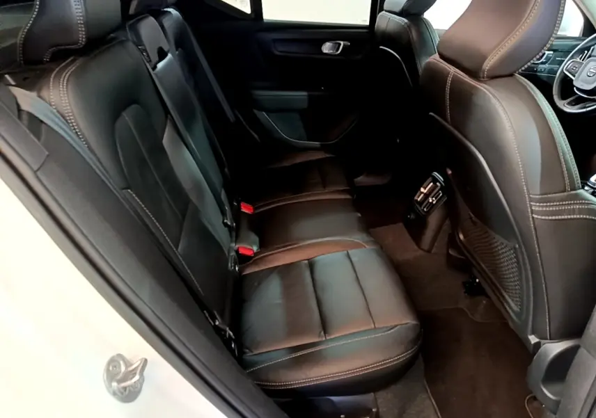 Vue intérieure côté gauche montrant la banquette arrière en cuir noir du Volvo XC40 Recharge T5 2023.