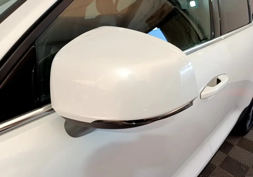 Gros plan sur le rétroviseur côté gauche blanc du Volvo XC40 Recharge T5 262 DCT7 Plus 2023.