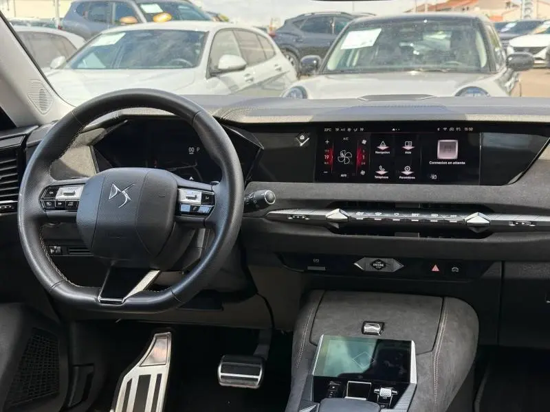 Vue intérieure du tableau de bord et volant cuir noir du DS4 2024 avec écran tactile et finitions Alcantara.