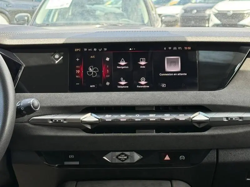Vue intérieure du tableau de bord du DS4 2024 avec écran tactile large et commandes climatisation intégrées.