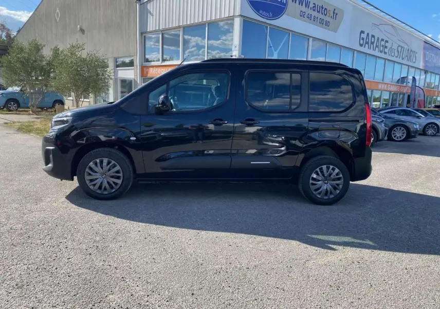 Vue de profil côté gauche d'un Citroën Berlingo noir 2026, avec portes latérales coulissantes et vitres surteintées.