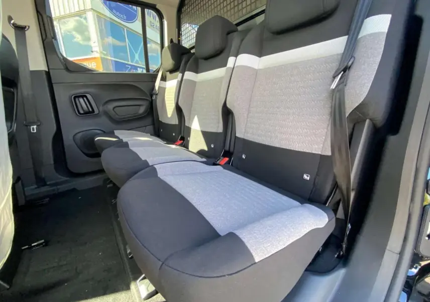 Vue intérieure côté droit sur la banquette arrière grise et noire du Citroën Berlingo 2026, version utilitaire noire.