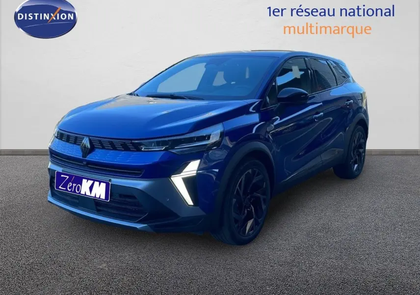 Vue 3/4 avant d'un Renault Symbioz bleu iron metal avec feux LED en forme de flèche et jantes noires.