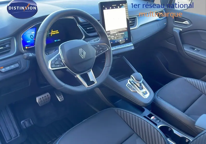 Vue intérieure côté conducteur du Renault Symbioz bleu iron metal, avec volant multifonction et écran tactile vertical.