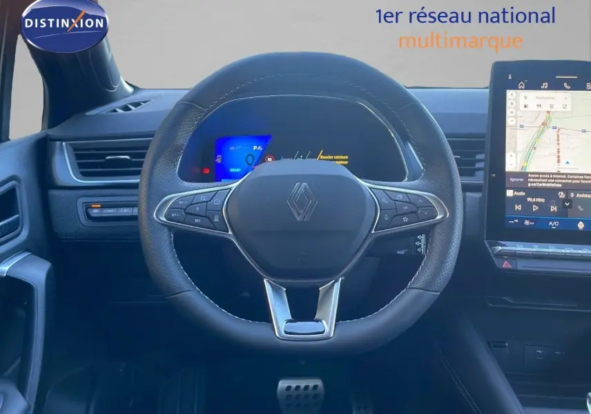 Vue intérieure centrée sur le volant du Renault Symbioz bleu Iron Metal avec tableau de bord numérique et écran tactile.