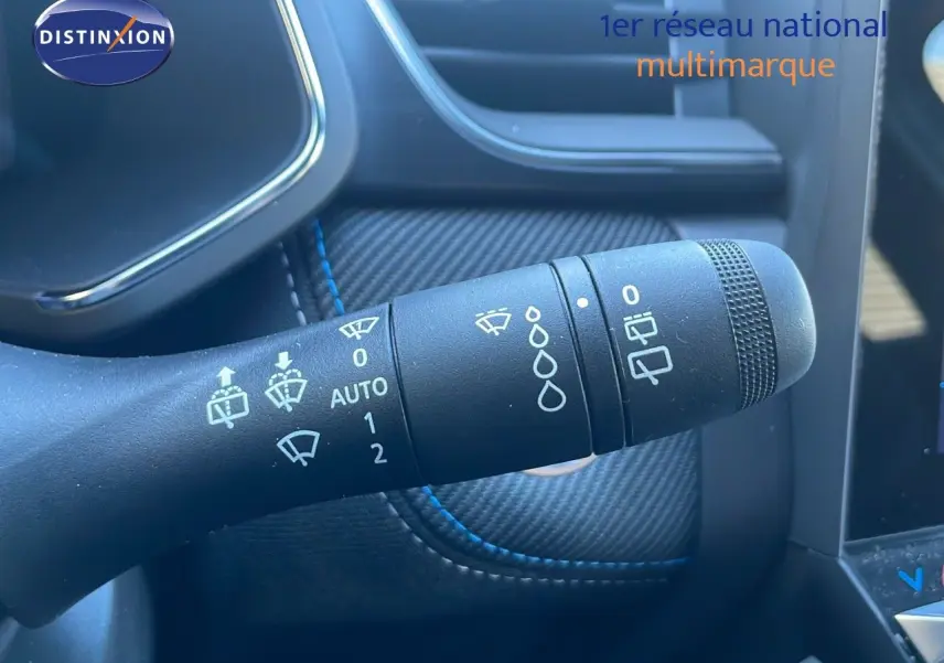 Gros plan sur la commande d’essuie-glace du Renault Symbioz bleu iron metal, avec détails des réglages visibles.