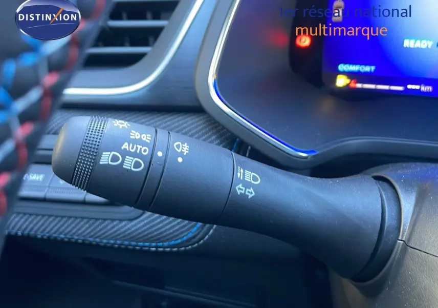 Gros plan sur la commande des feux et clignotants dans l’habitacle du Renault Symbioz 2025, finition Esprit Alpine.