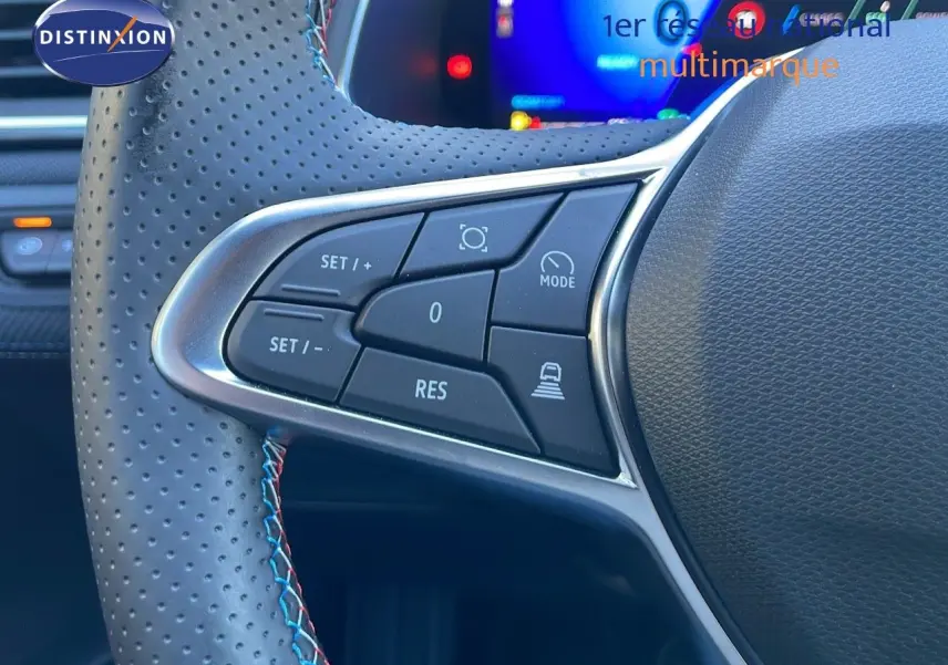 Gros plan sur les commandes au volant en cuir perforé bleu iron metal du Renault Symbioz hybride 2025.