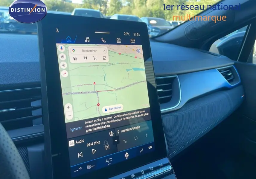 Vue intérieure côté passager du tableau de bord bleu iron metal du Renault Symbioz 2025 avec écran tactile central.