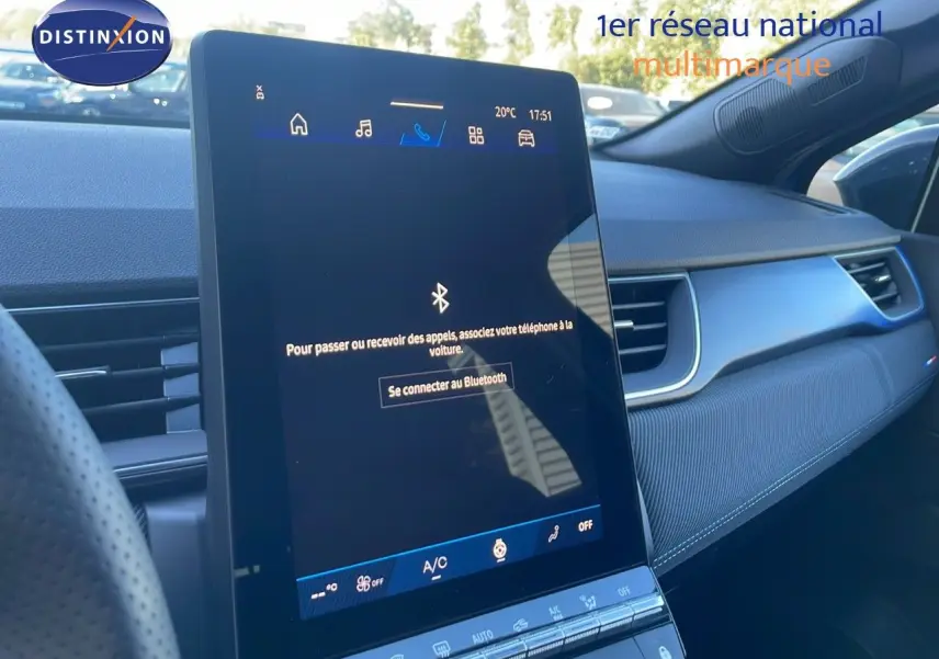 Vue intérieure côté passager du Renault Symbioz bleu iron metal, mettant en valeur l'écran tactile central vertical.