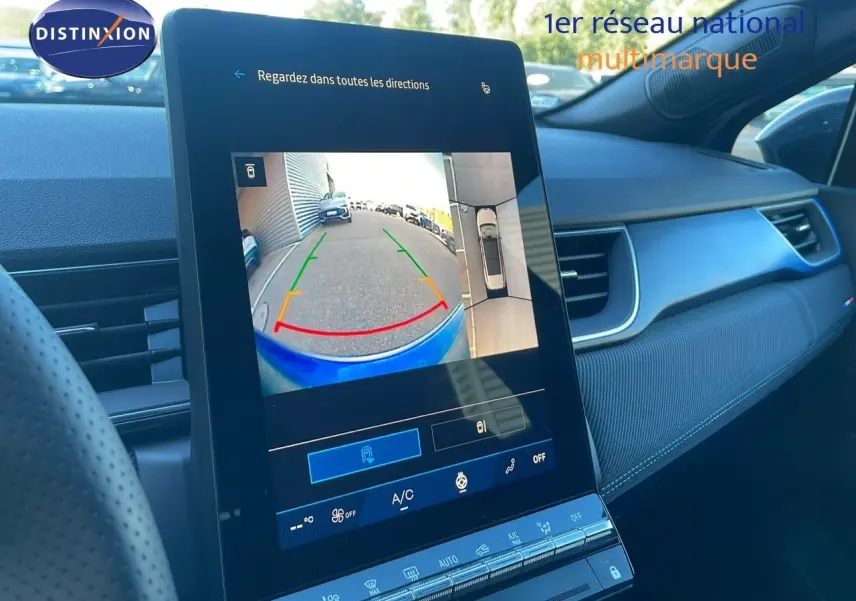 Écran tactile central montrant la caméra de recul, intérieur moderne bleu et noir du Renault Symbioz 2025.